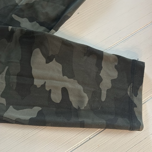Lululemon camo leggings sz 8 - Picture 8 of 12